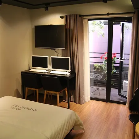 Avenue 162 Hotel